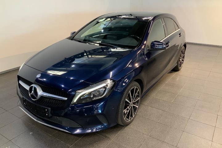 Blå Mercedes A200 d fra 2017 set udefra