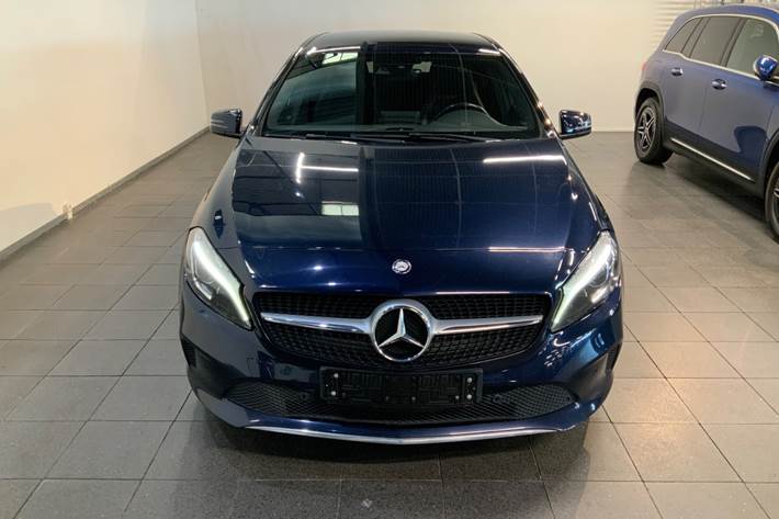 Blå Mercedes A200 d fra 2017