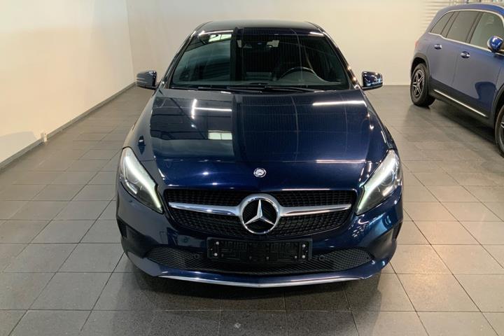 Blå Mercedes A200 d fra 2017