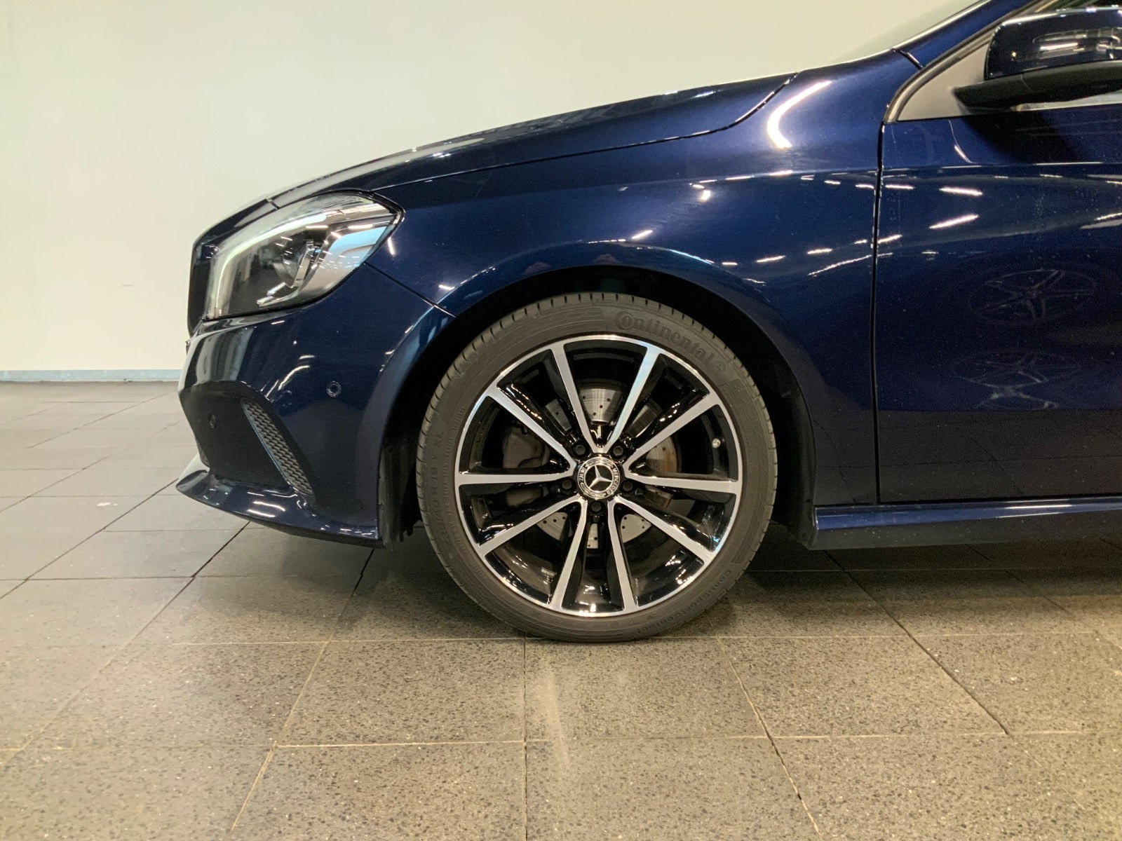 Blå Mercedes A200 d fra 2017