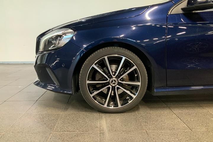 Blå Mercedes A200 d fra 2017