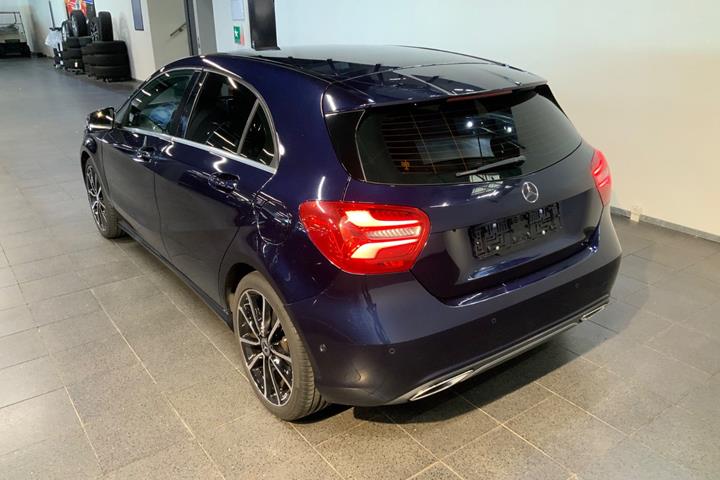 Blå Mercedes A200 d fra 2017