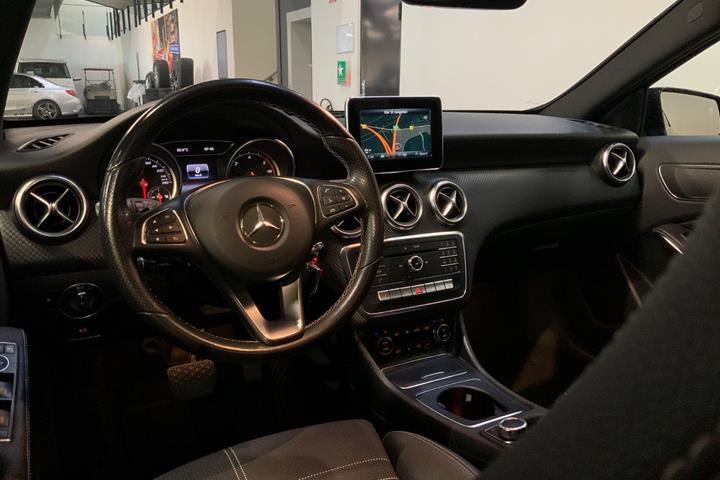 Blå Mercedes A200 d fra 2017