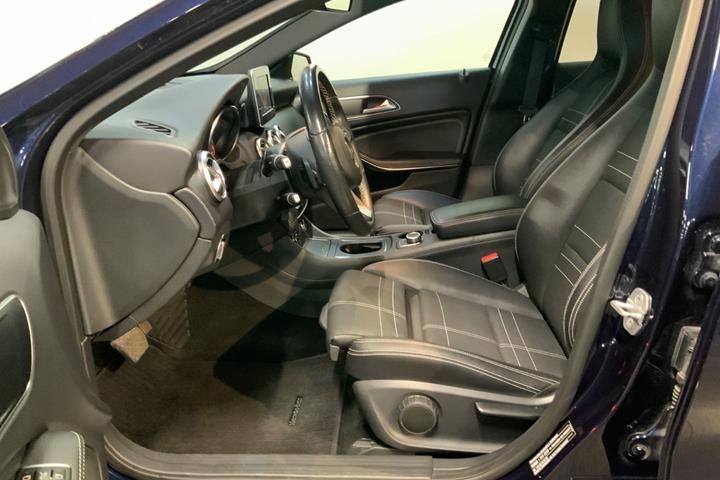 Blå Mercedes A200 d fra 2017