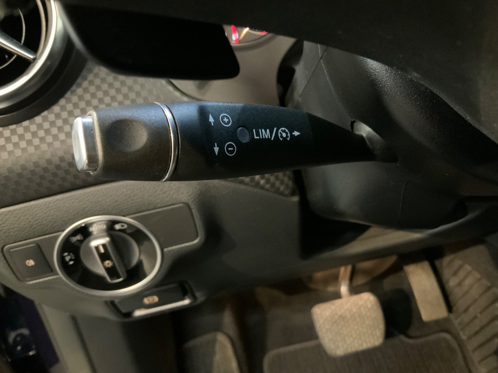 Blå Mercedes A200 d fra 2017
