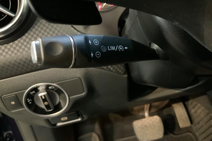 Blå Mercedes A200 d fra 2017