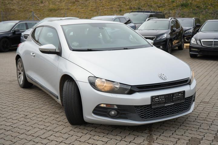 Sølv VW Scirocco fra 2011 set udefra