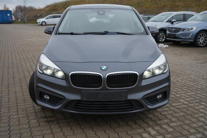 Sort BMW 218i fra 2015 set udefra