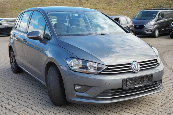 Grå VW Golf Sportsvan fra 2017 set udefra