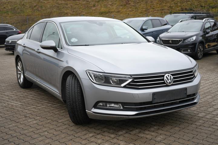 Sølv VW Passat fra 2018 set udefra