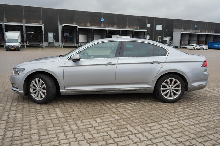 Sølv VW Passat fra 2018