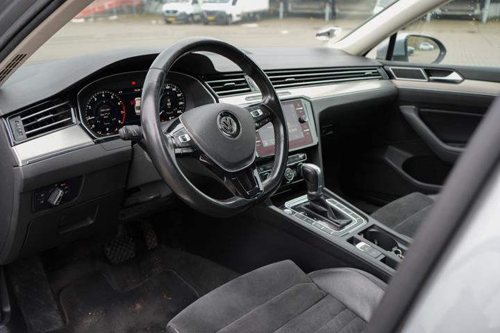Sølv VW Passat fra 2018