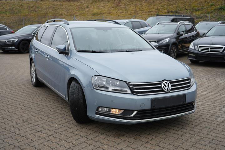 Blå VW Passat fra 2011 set udefra