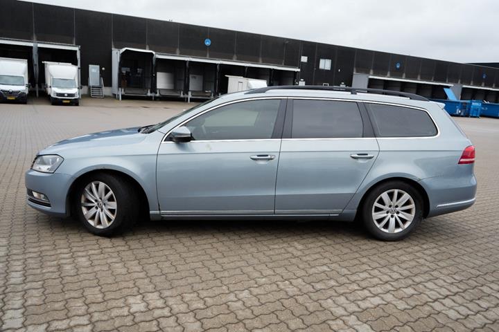 Blå VW Passat fra 2011