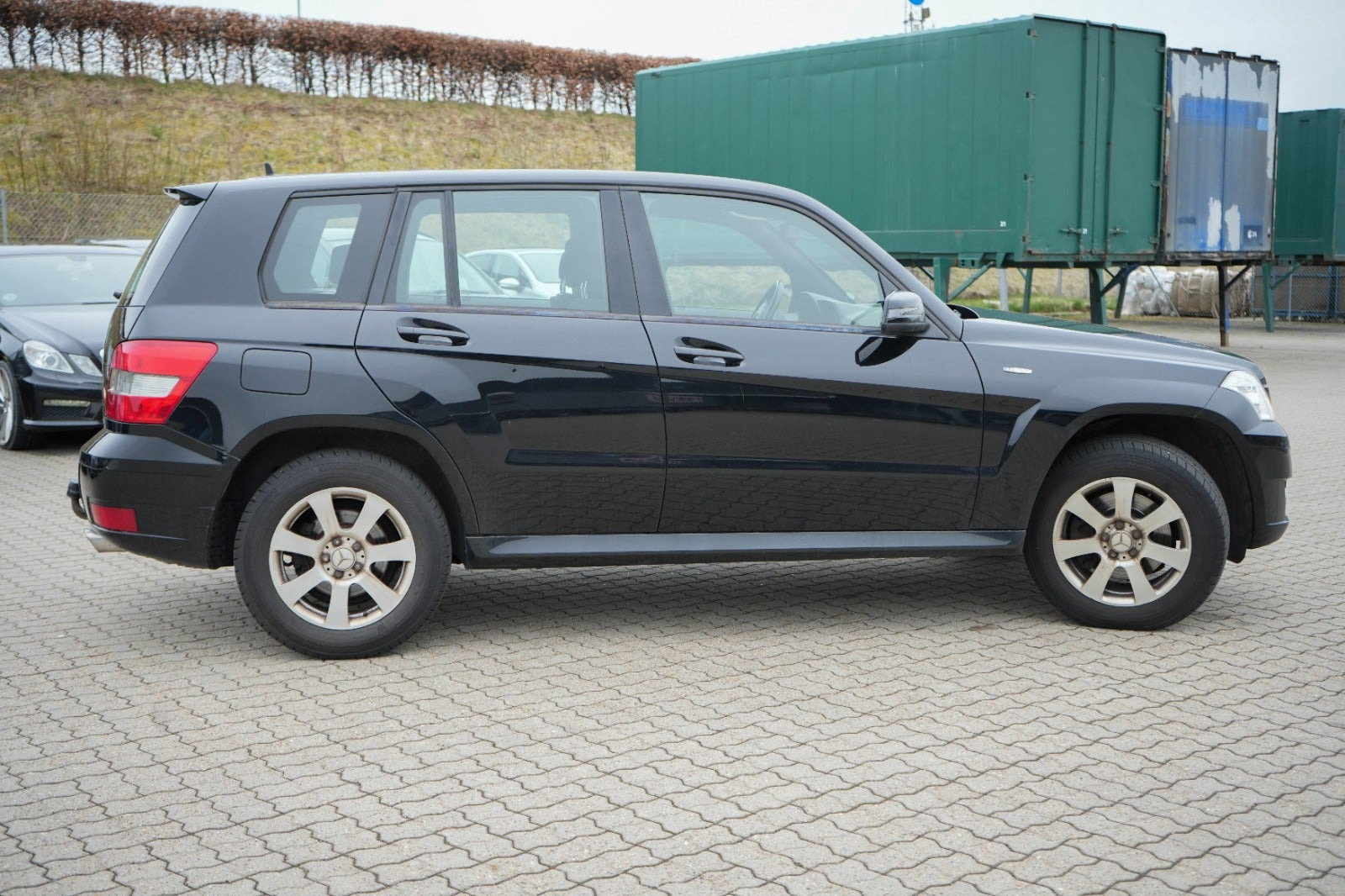 Sort Mercedes GLK250 fra 2012 set udefra