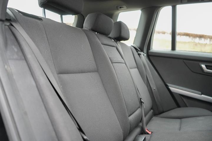 Sort Mercedes GLK250 fra 2012 set indefra