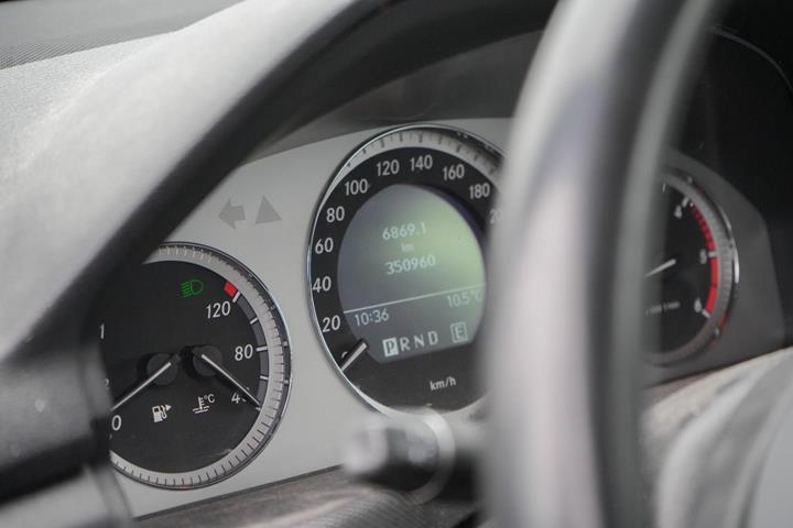 Sort Mercedes GLK250 fra 2012 set indefra