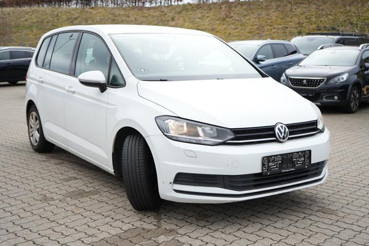 Hvid VW Touran fra 2018 set udefra