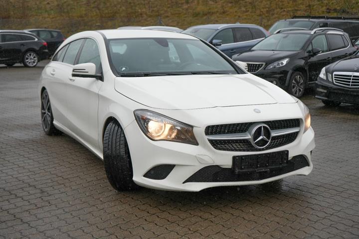 Hvid Mercedes CLA250 fra 2016 set udefra