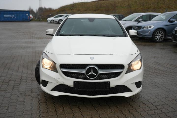 Hvid Mercedes CLA250 fra 2016 set udefra