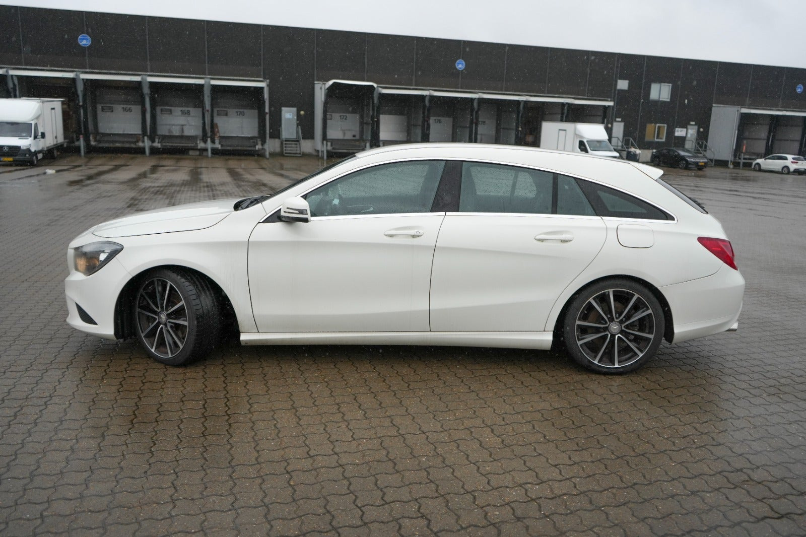 Hvid Mercedes CLA250 fra 2016 set udefra