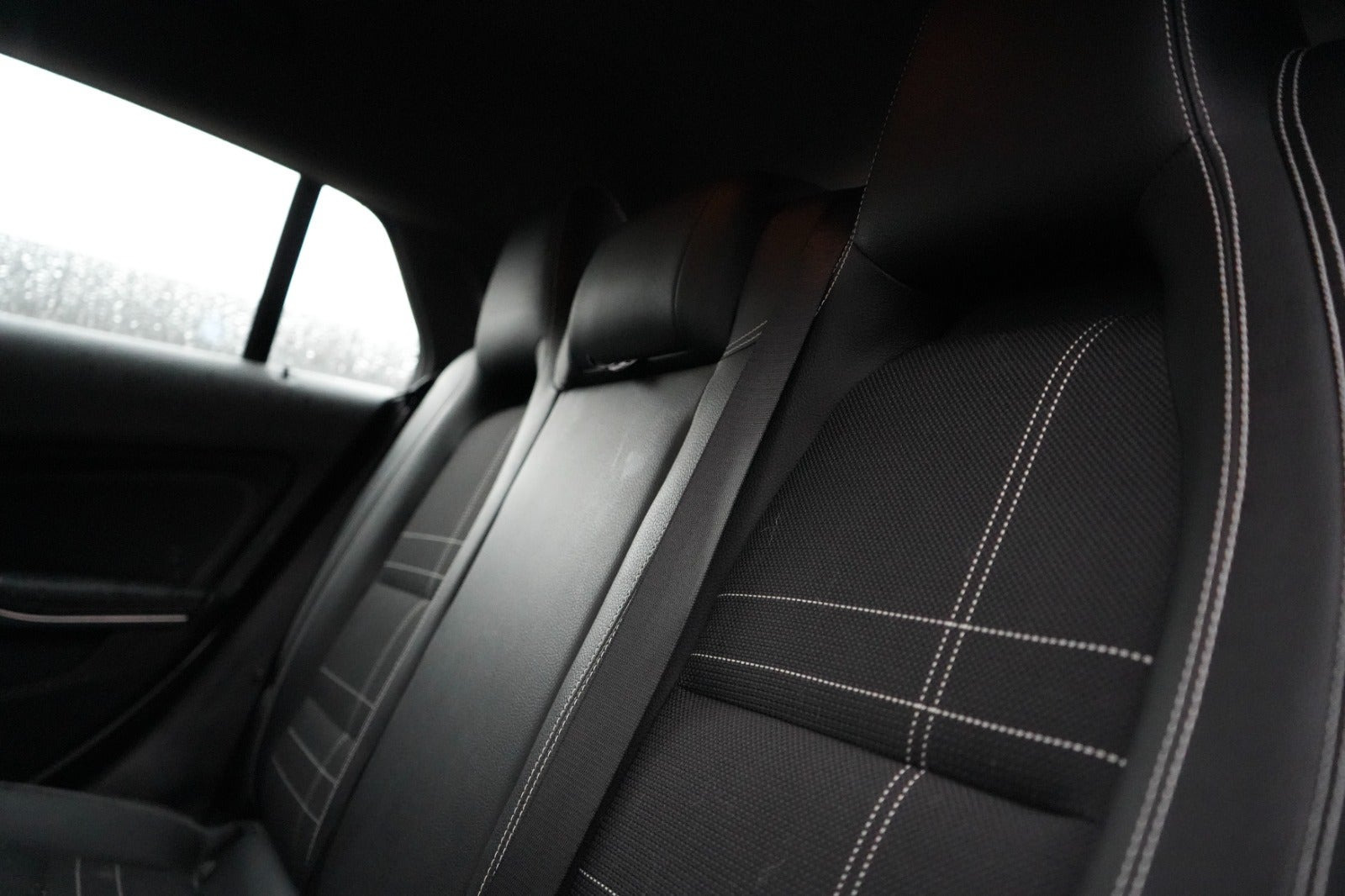 Hvid Mercedes CLA250 fra 2016 set indefra