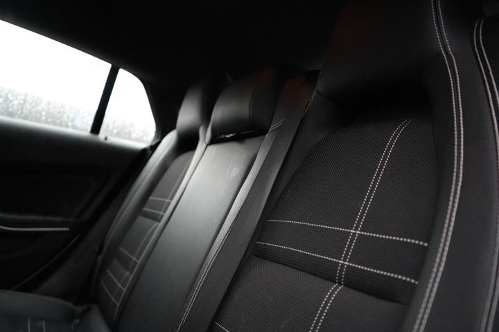 Hvid Mercedes CLA250 fra 2016 set indefra
