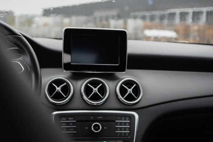 Hvid Mercedes CLA250 fra 2016 set indefra