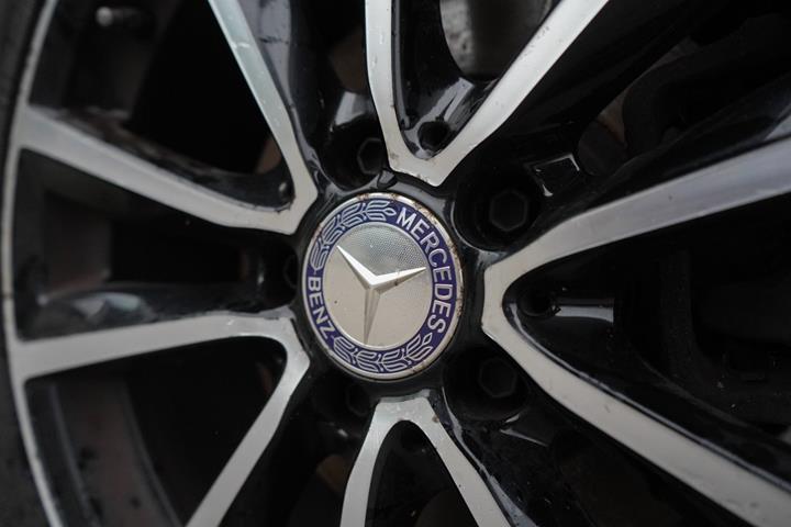 Hvid Mercedes CLA250 fra 2016 set udefra