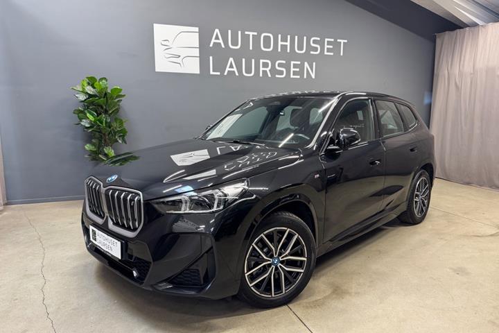 Sort BMW iX1 fra 2023 set udefra