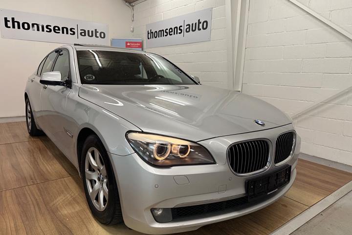 Sølv BMW 730d fra 2009 set udefra