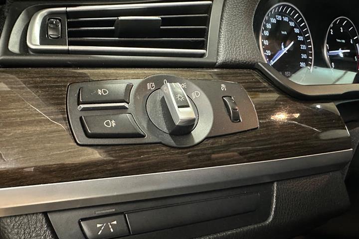 Sølv BMW 730d fra 2009