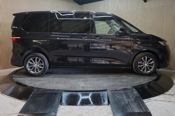 Sort VW Multivan fra 2023