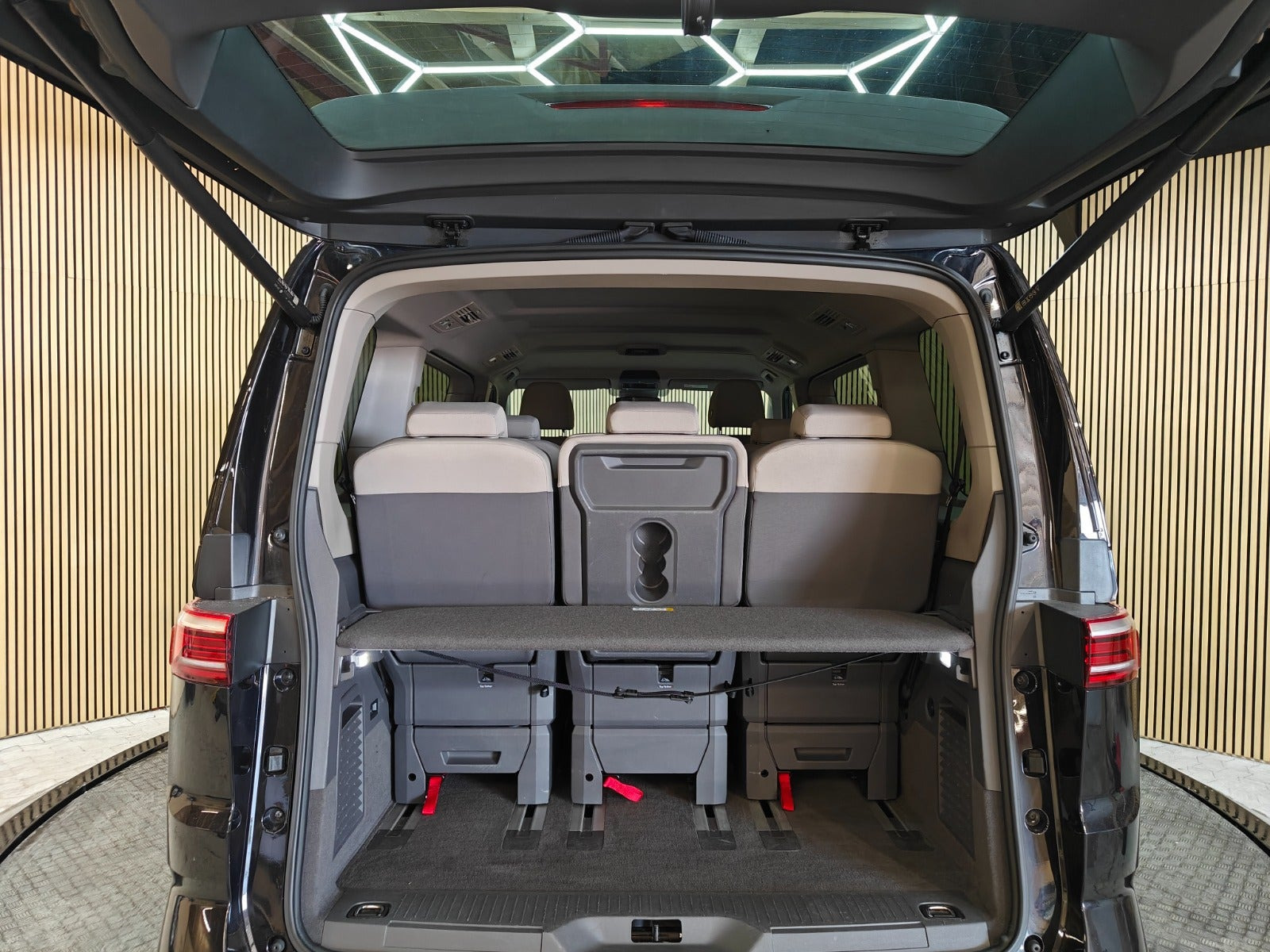 Sort VW Multivan fra 2023