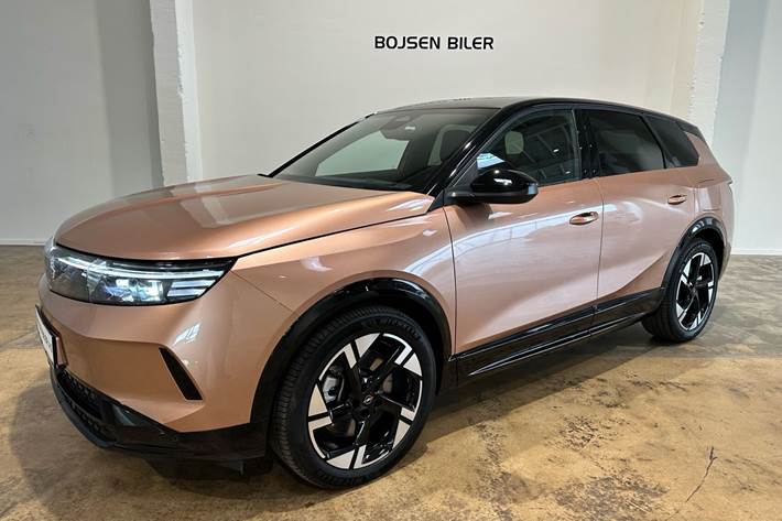 Kobber Opel Grandland fra 2025 set udefra