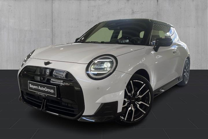 Hvid Mini Cooper SE fra 2024 set udefra