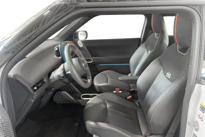 Hvid Mini Cooper SE fra 2024 set indefra