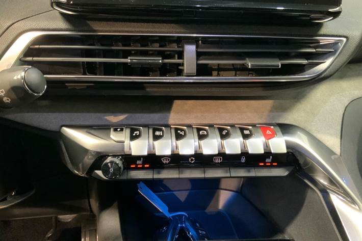 Grå Peugeot 3008 fra 2021