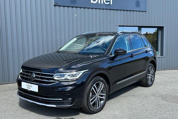 Sort VW Tiguan fra 2022 set udefra