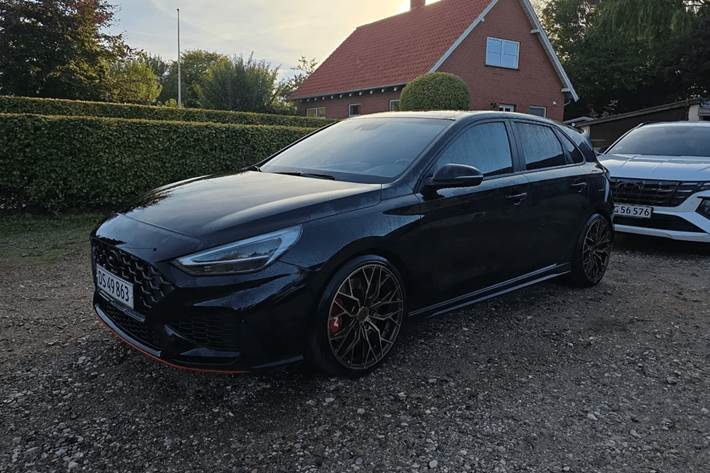 Sort Hyundai i30 fra 2022 set udefra