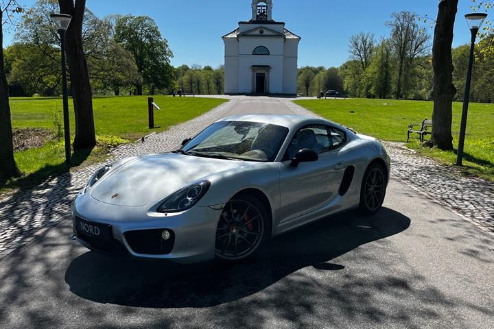 Sølv Porsche Cayman S fra 2015 set udefra