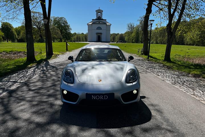 Sølv Porsche Cayman S fra 2015 set udefra