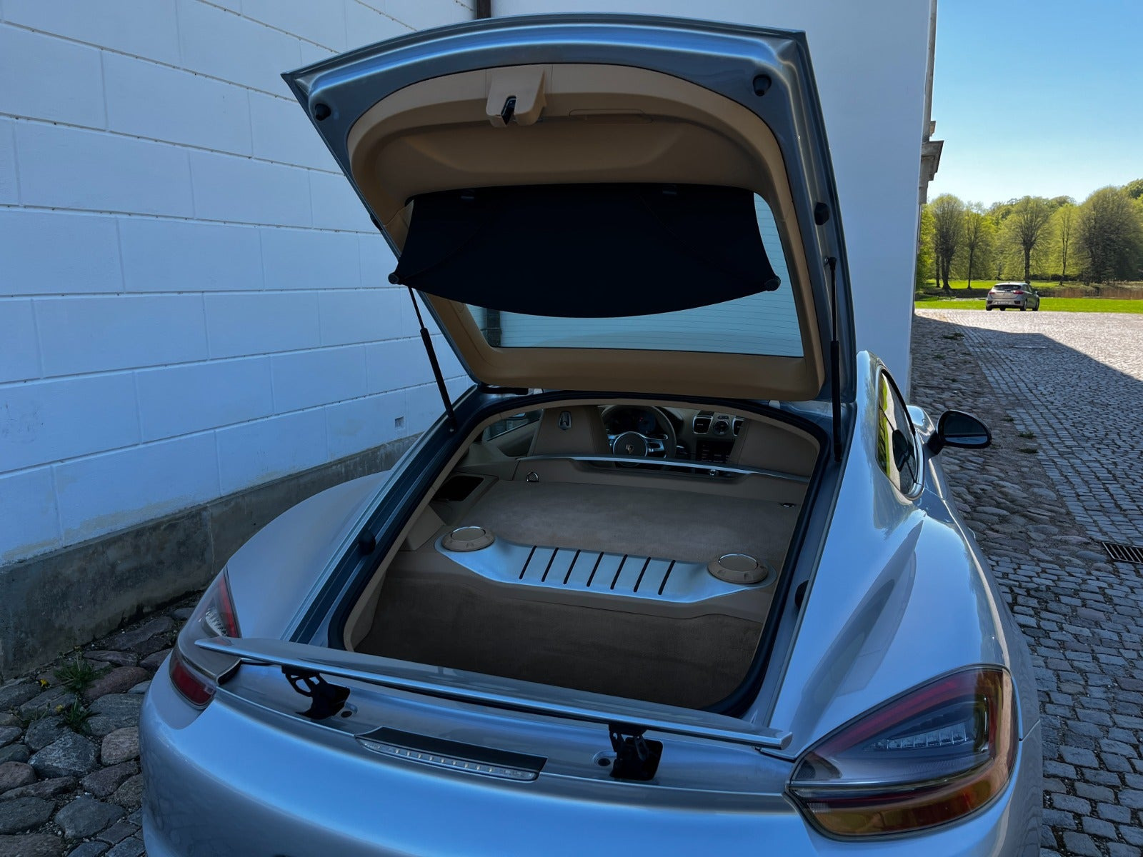 Sølv Porsche Cayman S fra 2015 set udefra
