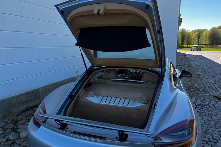 Sølv Porsche Cayman S fra 2015 set udefra