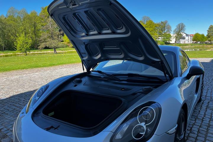Sølv Porsche Cayman S fra 2015 set udefra