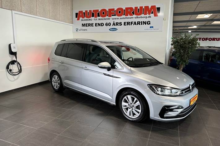 Sølv VW Touran fra 2021 set udefra