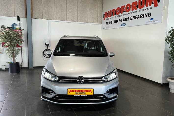Sølv VW Touran fra 2021