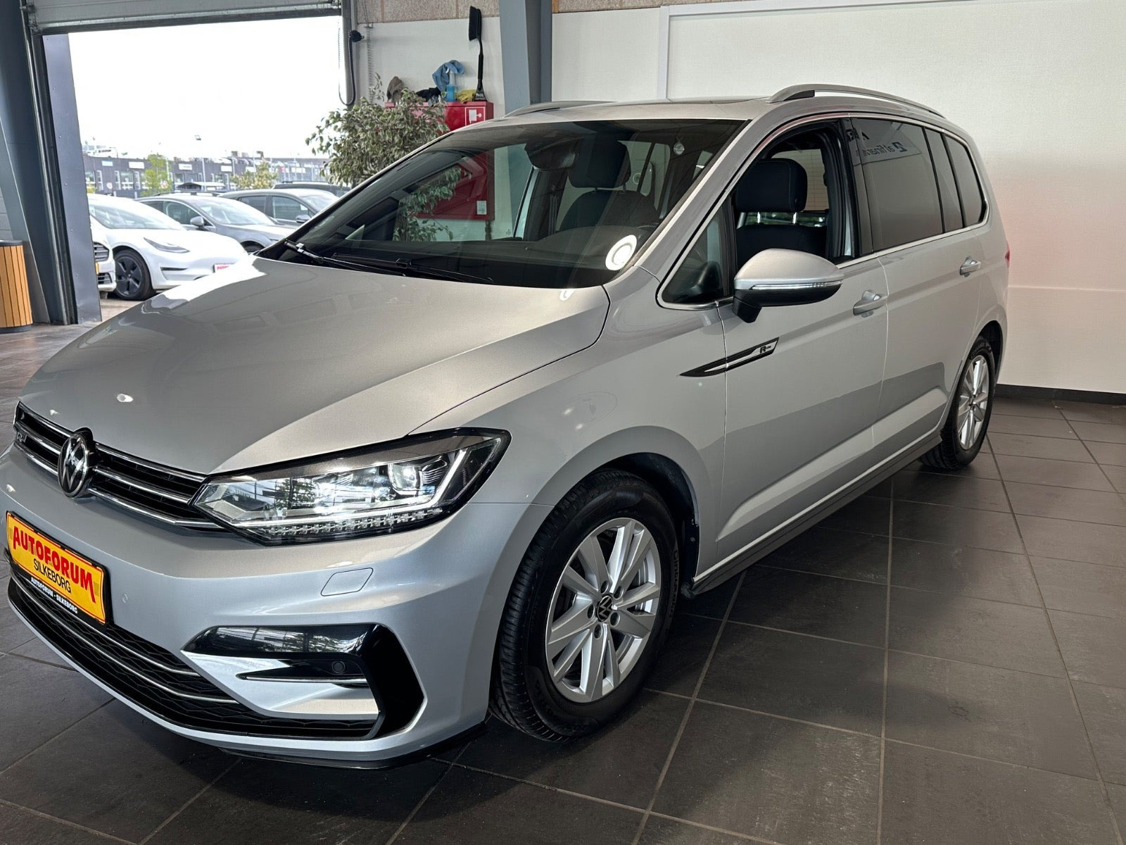 Sølv VW Touran fra 2021