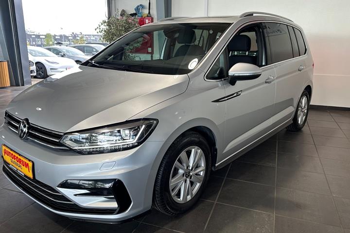 Sølv VW Touran fra 2021