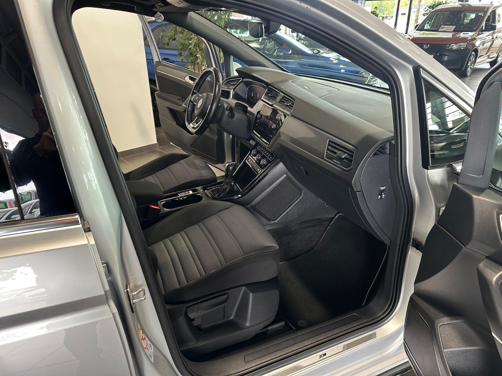 Sølv VW Touran fra 2021